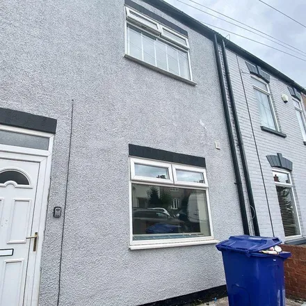 Rent this 5 bed townhouse on 60 Chantry Lane in Grimsby, DN31 2LJ