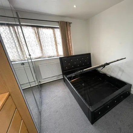 Rent this 2 bed apartment on Alleyn Park in London, UB2 5QU