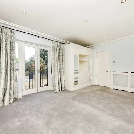 Rent this 5 bed duplex on 26 The Avenue in London, W13 8LP