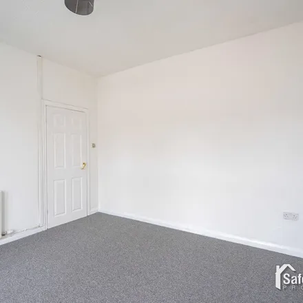 Image 3 - Gladstone Terrace Road, Greenfield, OL3 7HF, United Kingdom - Apartment for rent