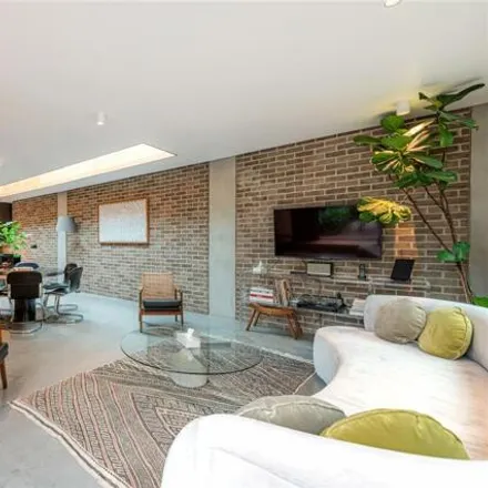 Rent this 3 bed room on 37 Weymouth Mews in East Marylebone, London