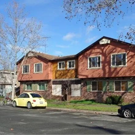 Buy this 22 bed house on V Street W Street Alley in Sacramento, CA 95817