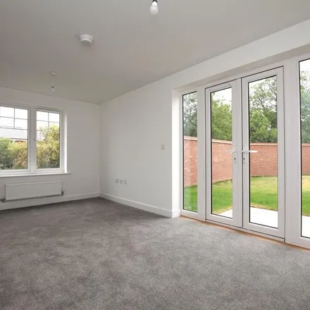 Rent this 3 bed apartment on Cabinhill Road in Nuneaton and Bedworth, CV10 9RF