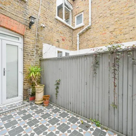 Rent this 3 bed townhouse on Tunis Road in London, W12 7EZ