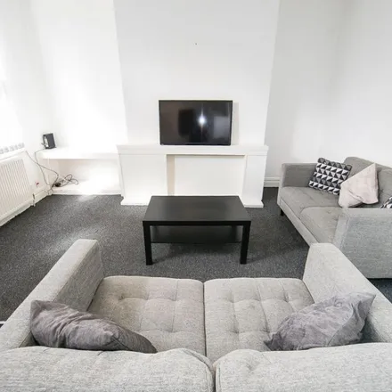 Rent this 4 bed apartment on Beechwood Avenue in Leeds, LS4 2NA