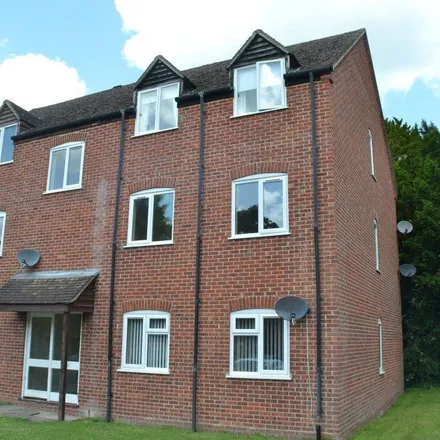 Rent this 2 bed apartment on Cleveland Grove in Newbury, RG14 1XF
