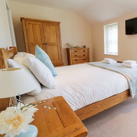 Rent this 4 bed townhouse on Dyffryn Ardudwy in LL44 2BS, United Kingdom