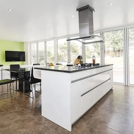 Rent this 7 bed apartment on Basing Hill in Childs Hill, London