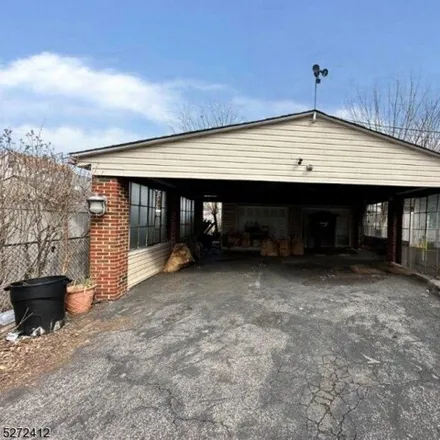 Image 3 - 645 McGillvray Place, Linden, NJ 07036, USA - House for sale
