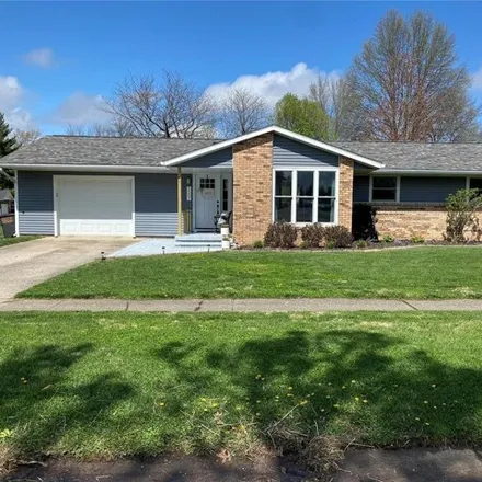 Buy this 3 bed house on 1507 Killarney Dr in Greenville, Illinois