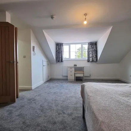 Rent this 6 bed apartment on 225 Chesterton Road in Cambridge, CB4 1AN