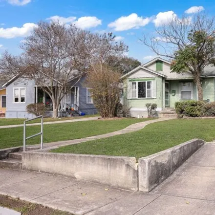 Image 3 - 2061 West Woodlawn Avenue, San Antonio, TX 78201, USA - House for sale