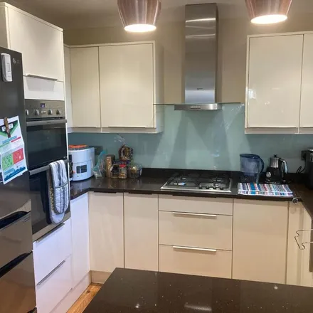 Rent this 2 bed apartment on The Avenue in Cardiff, CF5 2LP