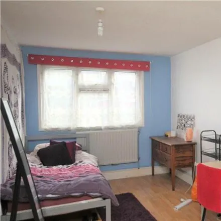 Image 6 - Rye Close, Park Barn Drive, Fairlands, GU2 8EU, United Kingdom - Room for rent