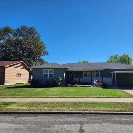 Buy this 4 bed house on 713 Admiral Street in Muskogee, OK 74403