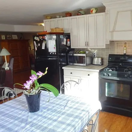 Rent this 2 bed house on North Bluff East in White Rock, BC V4B 4X3