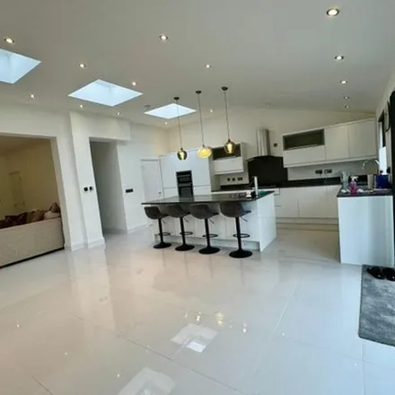 Rent this 5 bed apartment on Wycombe Road in London, IG2 6UT