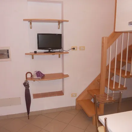 Image 4 - Scuola Primaria Dante Alighieri, Via Dante Alighieri, 56025 Pontedera PI, Italy - Apartment for rent