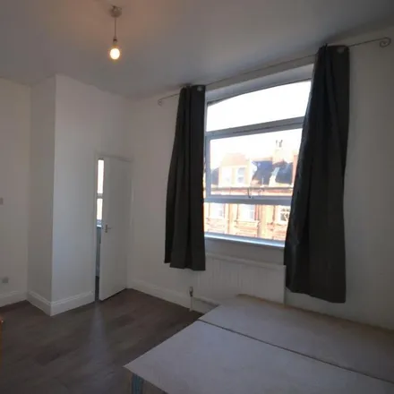Image 2 - Small & Beautiful, 351 Kilburn High Road, London, NW6 2QN, United Kingdom - Apartment for rent