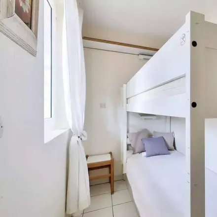Rent this studio apartment on Saint-Raphaël in Avenue Victor Hugo, 83700 Saint-Raphaël