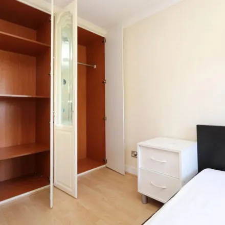 Rent this 6 bed apartment on Jamestown Way in London, E14 2DE