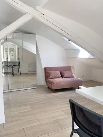 Rent this 2 bed apartment on 3 bis Avenue de Bouvines in 75011 Paris, France