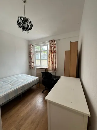 Rent this 1 bed room on Avonwick Road in London, TW3 4DY