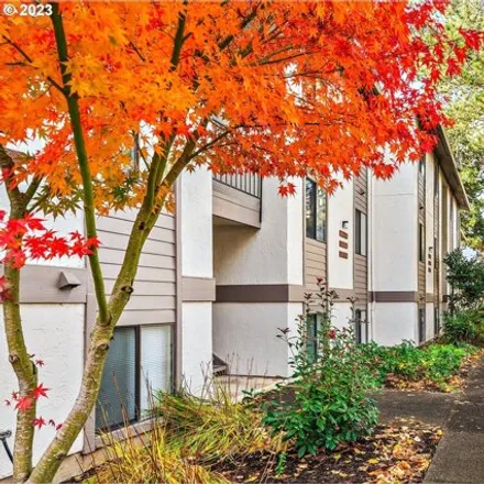 Buy this 2 bed condo on 3154 Southeast Lake Road in Milwaukie, OR 97222