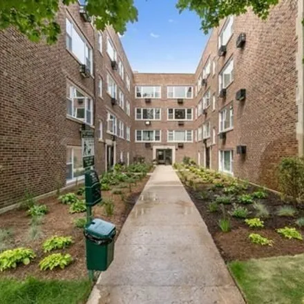 Rent this 3 bed apartment on 7630-7638 North Eastlake Terrace in Chicago, IL 60626