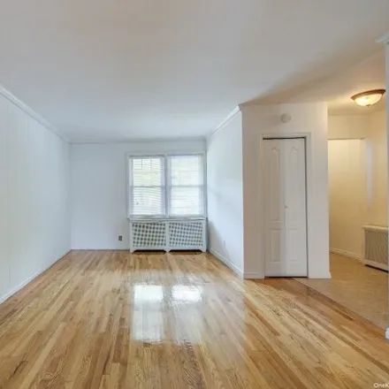 Image 8 - 43-58 195th Street, New York, NY 11358, USA - Duplex for sale