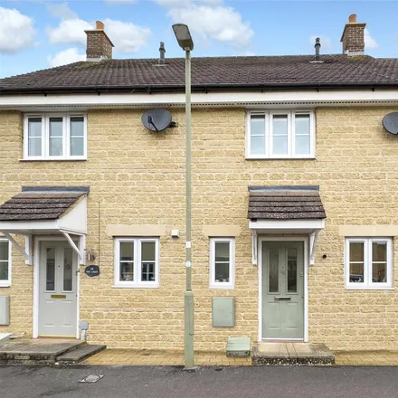 Rent this 2 bed townhouse on The Oaks in Carterton, OX18 1GW