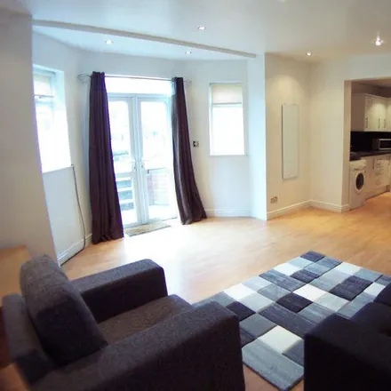 Rent this 3 bed apartment on Bainbrigge Road in Leeds, LS6 3AD