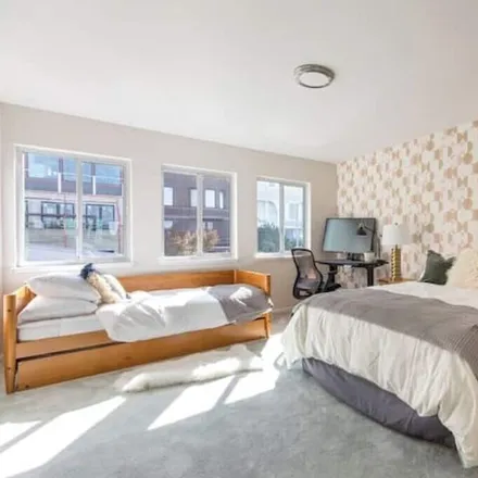 Rent this 3 bed apartment on San Francisco