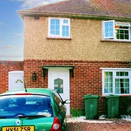 Rent this 5 bed duplex on St John's Road in Guildford, GU2 7UQ