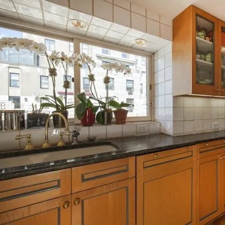 Image 9 - 30 East 76th Street, New York, NY 10021, USA - Condo for sale