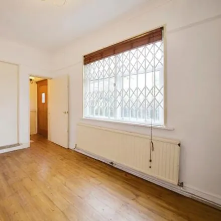 Image 7 - Brent Terrace, London, NW2 1BY, United Kingdom - Townhouse for sale