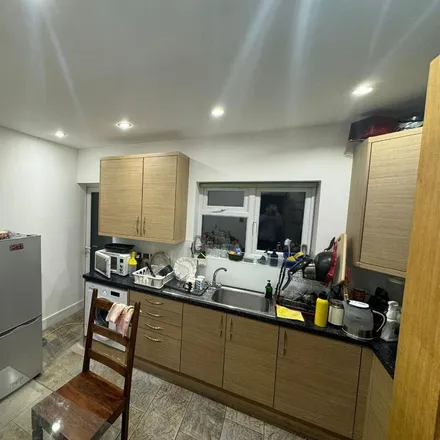 Image 4 - Cleveland Gardens, London, NW2 1DX, United Kingdom - House for rent