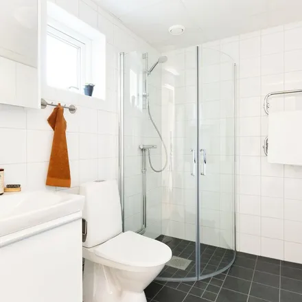 Rent this 4 bed apartment on Blåklockevägen in 393 61 Kalmar, Sweden