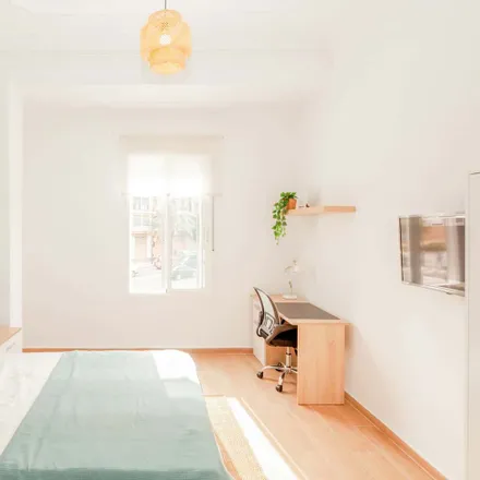 Rent this 6 bed room on Carrer de Cadis in 81, 46006 Valencia
