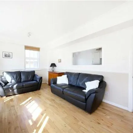 Image 2 - East Smithfield, London, E1W 1AP, United Kingdom - Apartment for rent
