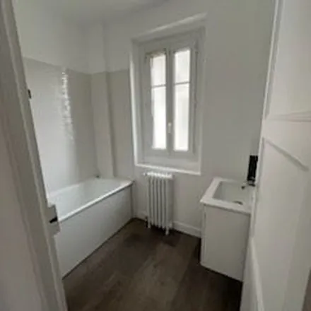 Rent this 3 bed apartment on 15 Rue de Fontenay in 94300 Vincennes, France