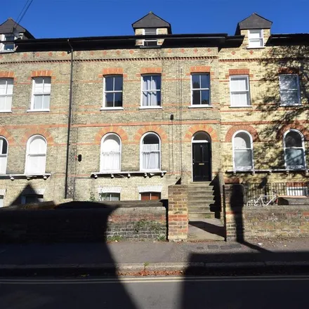 Rent this 3 bed apartment on Queen's Road in London, TW1 4EU