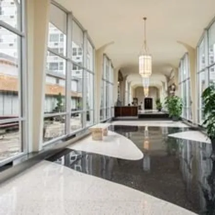 Image 5 - Imperial Towers, 4250 North Marine Drive, Chicago, IL 60613, USA - Condo for sale
