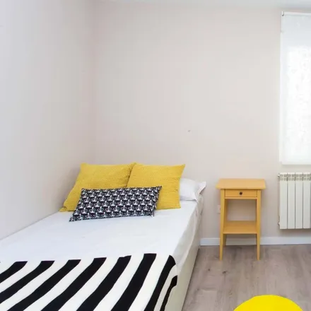 Rent this 1 bed room on Calle de Andrés Borrego in 8, 28004 Madrid