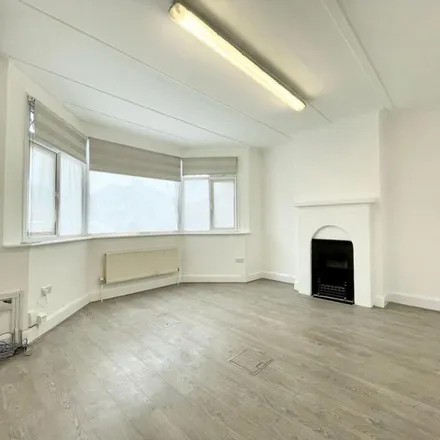 Image 7 - Broadfields Avenue, Broadfields, London, HA8 8SW, United Kingdom - Duplex for rent