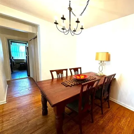 Image 6 - 211-05 75th Avenue, New York, NY 11364, USA - Apartment for sale