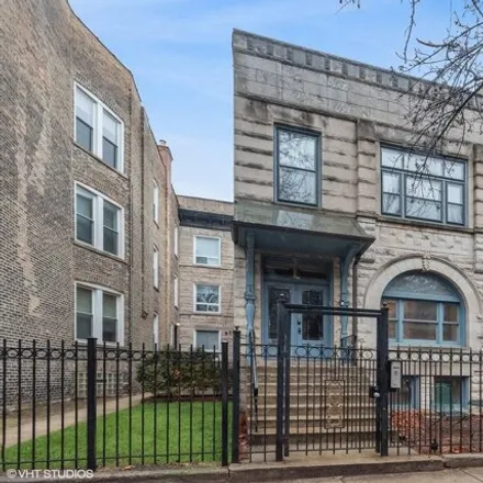 Image 2 - 930 West Newport Avenue, Chicago, IL 60657, USA - House for sale