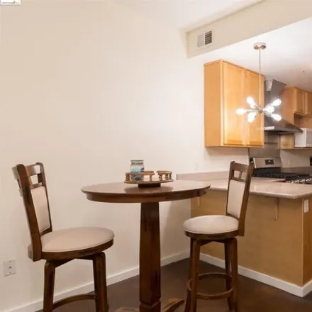 Image 7 - Grand Lofts, 850 West Grand Avenue, Oakland, CA 94617, USA - Apartment for rent
