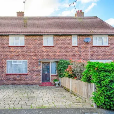Buy this 3 bed townhouse on Beech Close in Elmbridge, KT12 5RG