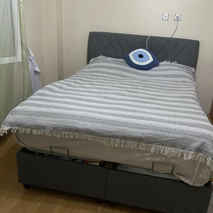 Rent this 1 bed room on İzmir Esnaf Ve Sanatkarlar Odaları Birliği Mesleki ve Teknik Anadolu Lisesi in Şehit Er Mehmet Çadırcı Caddesi 63, 35080 Bornova